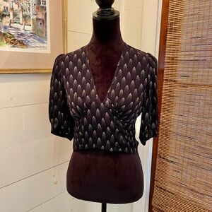 Carolann Wachter Mind blouse in black and gold print size 4 100% Silk classy